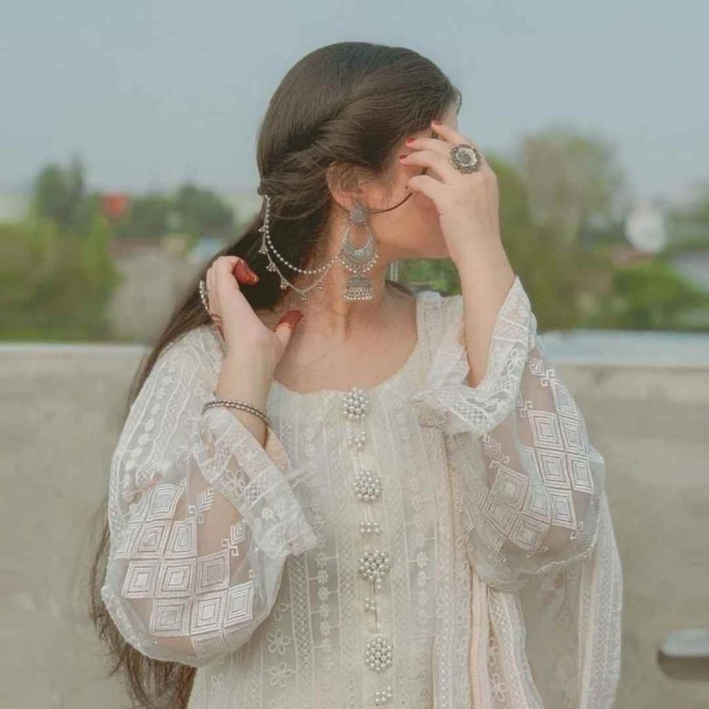 Cute Faceless Girl DP