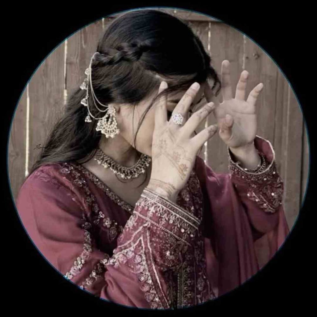Cute Faceless Girl DP