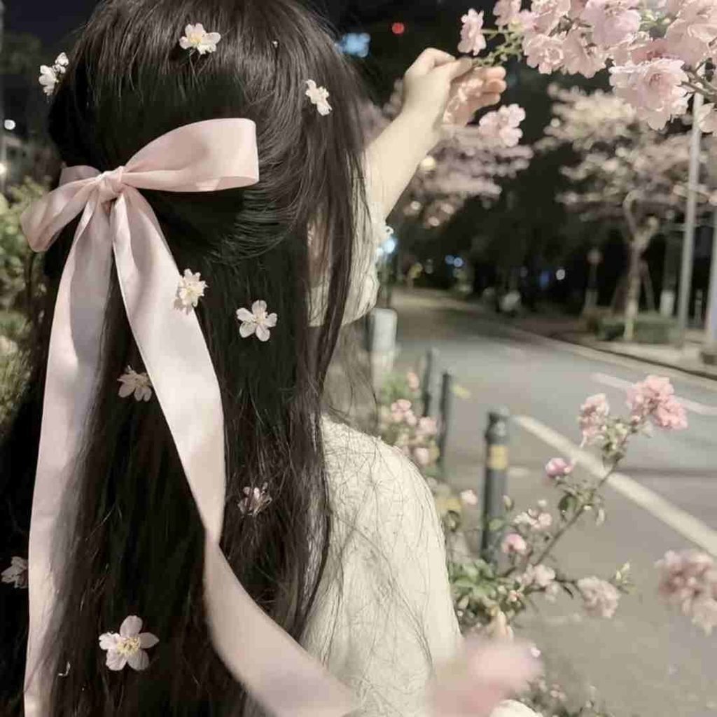 Cute Faceless Girl DP