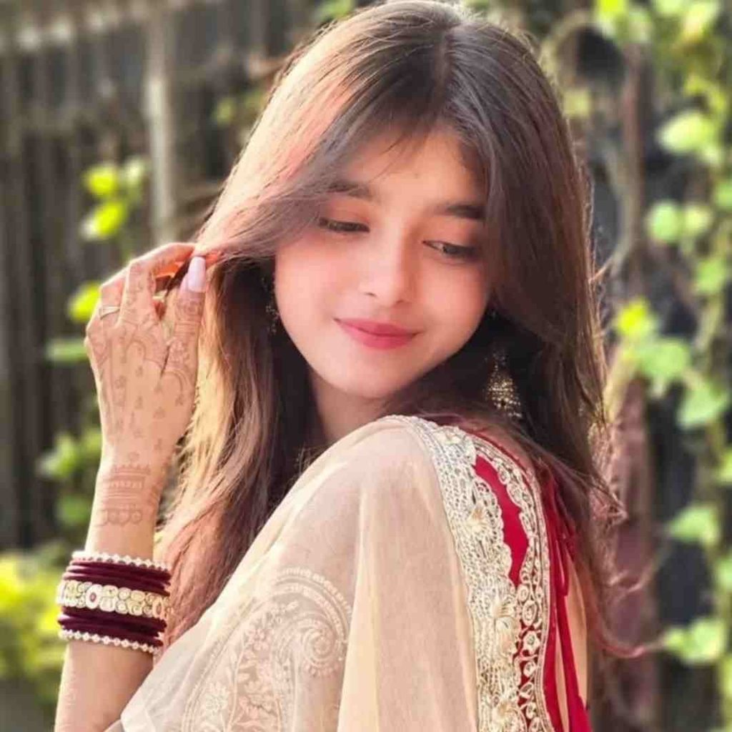 unique DP for WhatsApp Girl